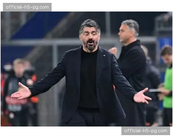 镜头记录:马赛主帅加图索在边线怒吼,示意球员执行激进的前场压迫 镜头记录:马赛主帅加图索在边线怒吼,示意球员执行激进的前场压迫