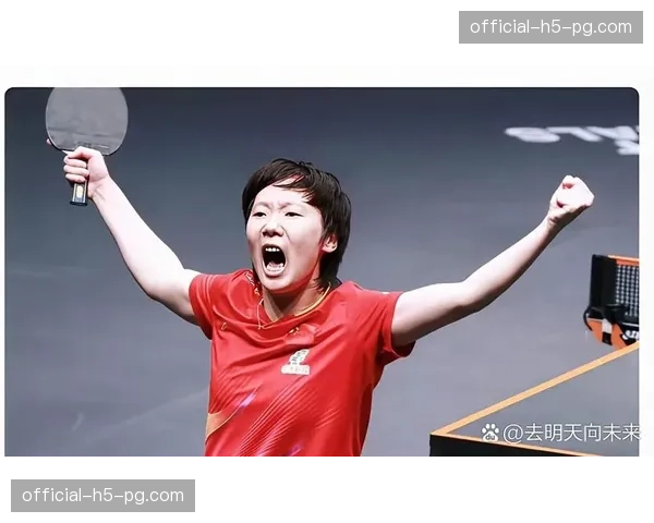 特写:王曼昱救回六个赛点后振臂怒吼,现场沸腾 特写:王曼昱救回六个赛点后振臂怒吼,现场沸腾