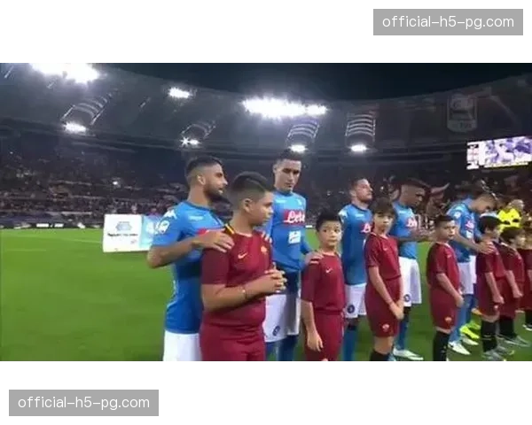 暖心一幕：小球童冲入场内拥抱偶像因西涅，被保安抱起送回